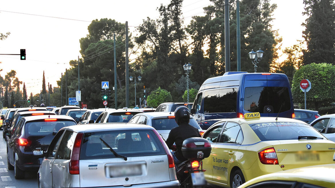 Καραμπόλα τεσσάρων αυτοκινήτων στο Μαρούσι - Καθυστερήσεις επί της λεωφόρου Κηφισίας