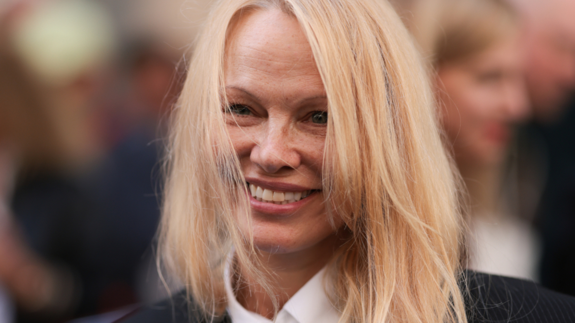 Pamela Anderson: “Η φυσική ομορφιά χωρίς μακιγιάζ χρειάζεται κι αυτή δύο ώρες μπροστά σε έναν καθρέφτη”