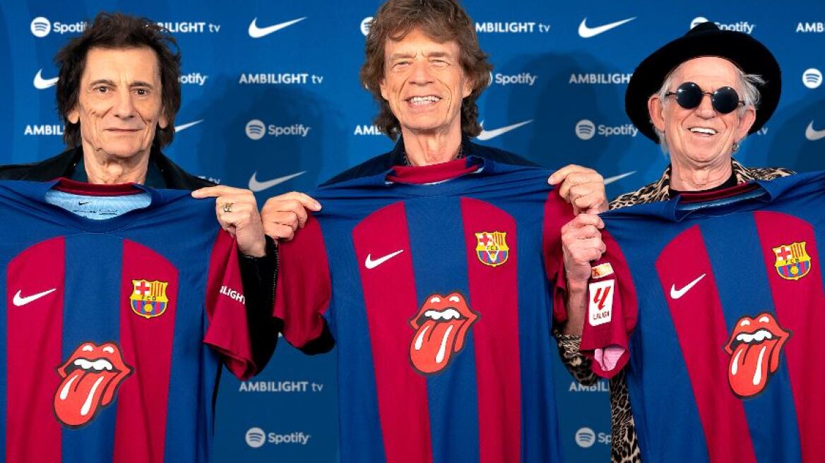 Rolling Stones: Μικ Τζάγκερ, Κιθ Ρίτσαρντς και Ρον Γουντ φωτογραφίζονται με τη φανέλα της Μπαρτσελόνα, που έχει πάνω τη θρυλική «γλώσσα» τους