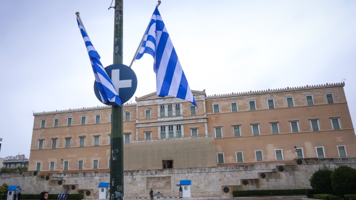 Καιρός: Ζέστη, σκόνη και τοπικές ομίχλες σήμερα - Η πρόγνωση για το τριήμερο της 28ης Οκτωβρίου