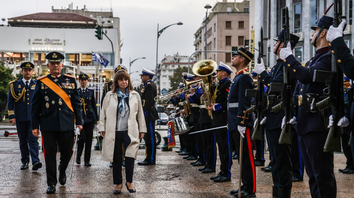 Θεσσαλονίκη: Με την έπαρση της σημαίας στον Λευκό Πύργο, παρουσία Σακελλαροπούλου, άρχισαν οι τριήμερες εκδηλώσεις