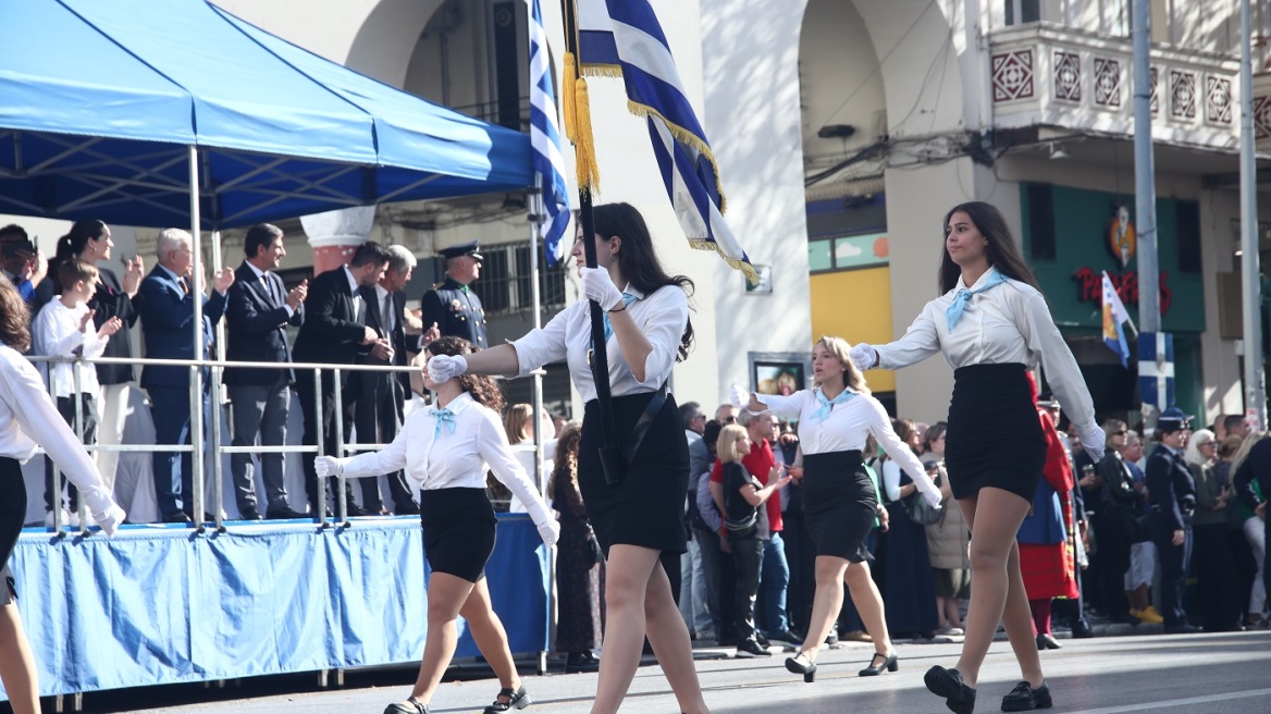 Θεσσαλονίκη: Η μαθητική παρέλαση για την 28η Οκτωβρίου - Δείτε βίντεο και φωτογραφίες