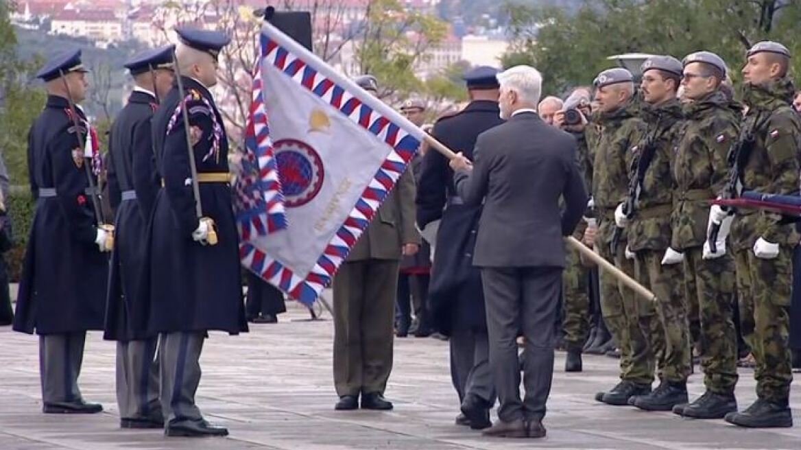 Ο πρόεδρος της Τσεχίας χτύπησε κατά λάθος με το κοντάρι σημαίας αξιωματικό στο κεφάλι - Δείτε βίντεο