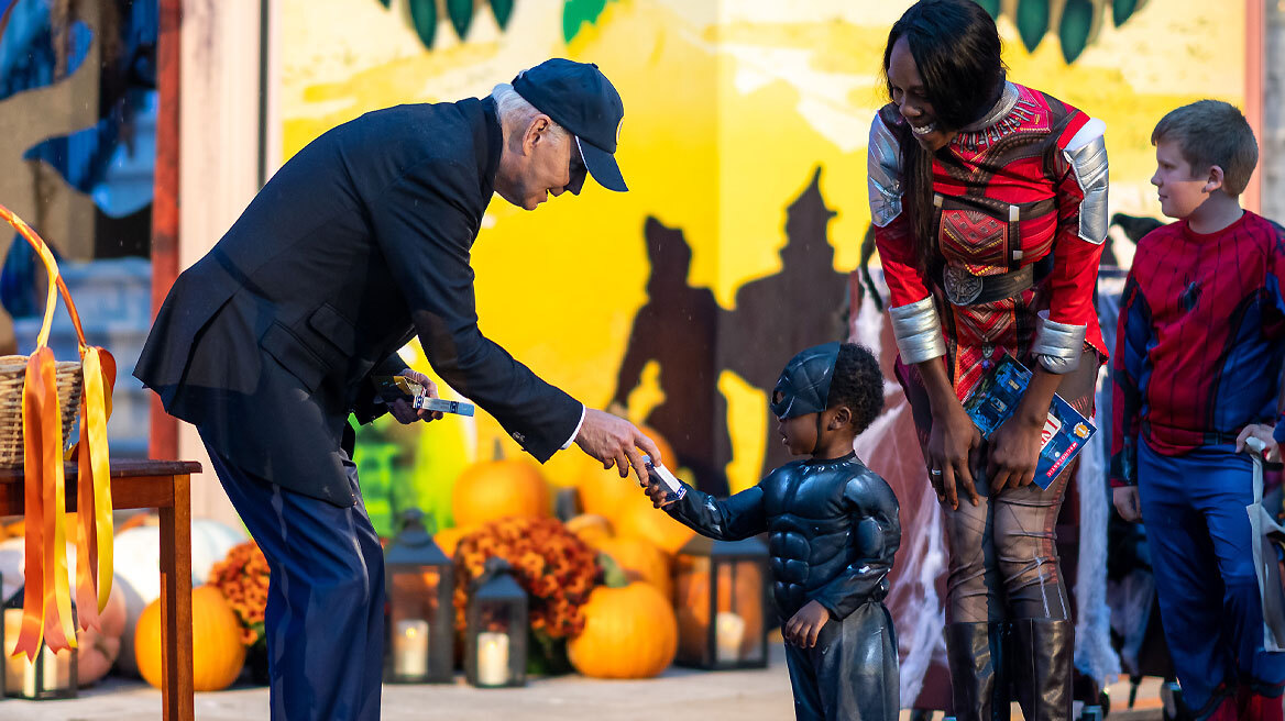 «Trick or treat» στον Λευκό Οίκο – Ο Μπάιντεν στο πάρτι με τα μασκαρεμένα παιδιά για το Χάλοουϊν