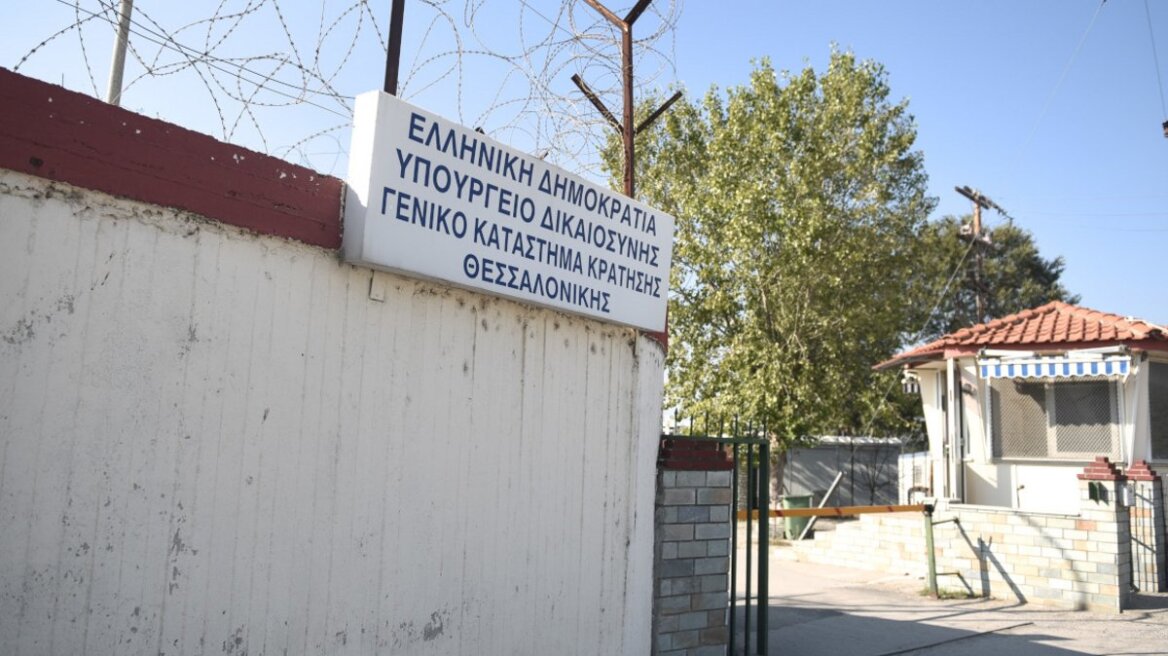 Θεσσαλονίκη: Οπαδοί φώναξαν συνθήματα έξω από τις φυλακές υπέρ των δολοφόνων του Άλκη Καμπανού