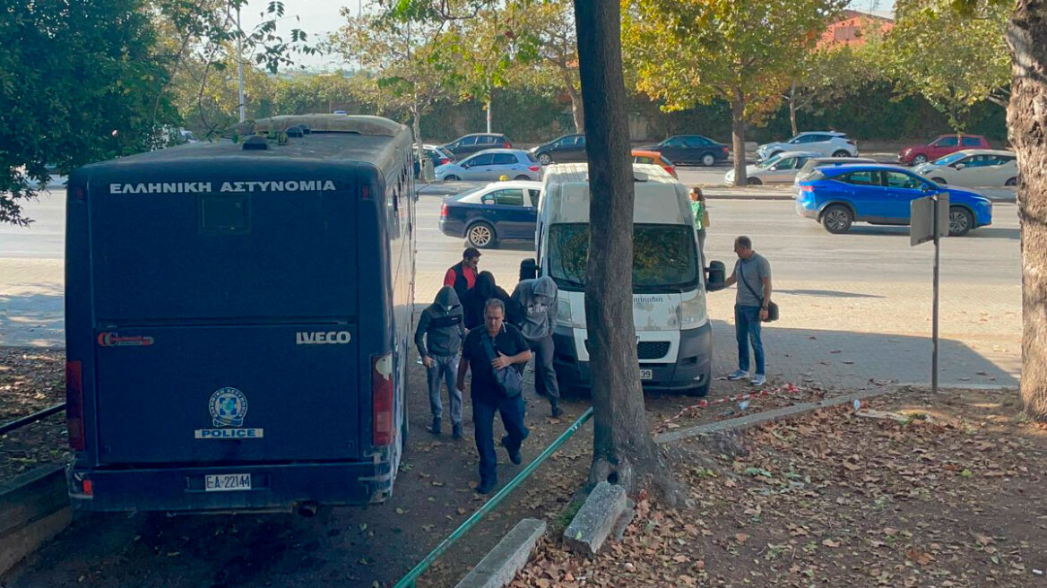 Θεσσαλονίκη: Απολογούνται οι τρεις από τους συλληφθέντες οπαδούς για τα επεισόδια στη Βούλγαρη