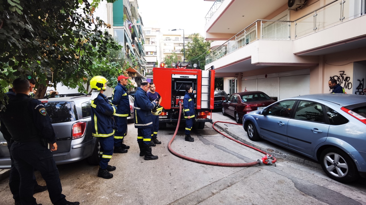 Φωτιά σε πολυκατοικία στα Κάτω Πατήσια - Δείτε φωτογραφίες