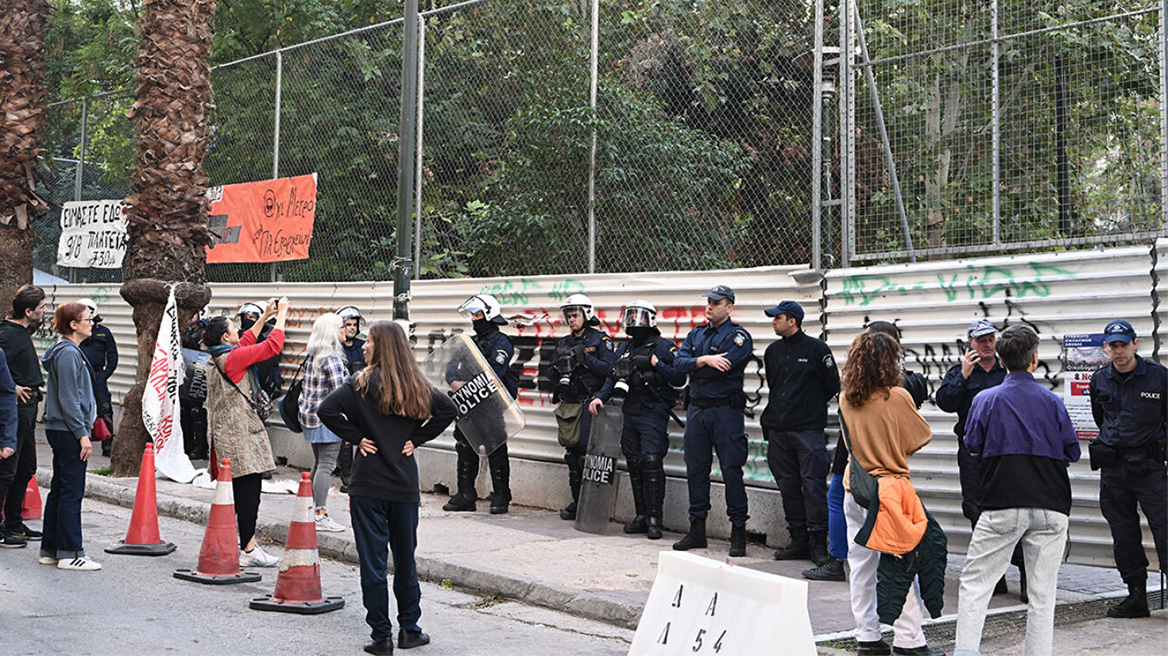 Τέσσερις προσαγωγές έξω από το εργοτάξιο του μετρό στα Εξάρχεια