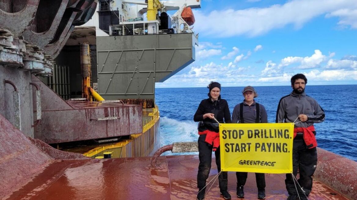 Shell: Κάνει μήνυση στην Greenpeace και ζητά πάνω από 2 εκατ. ευρώ - Ακτιβιστές ανέβηκαν σε πετρελαιοφόρο της εταιρείας