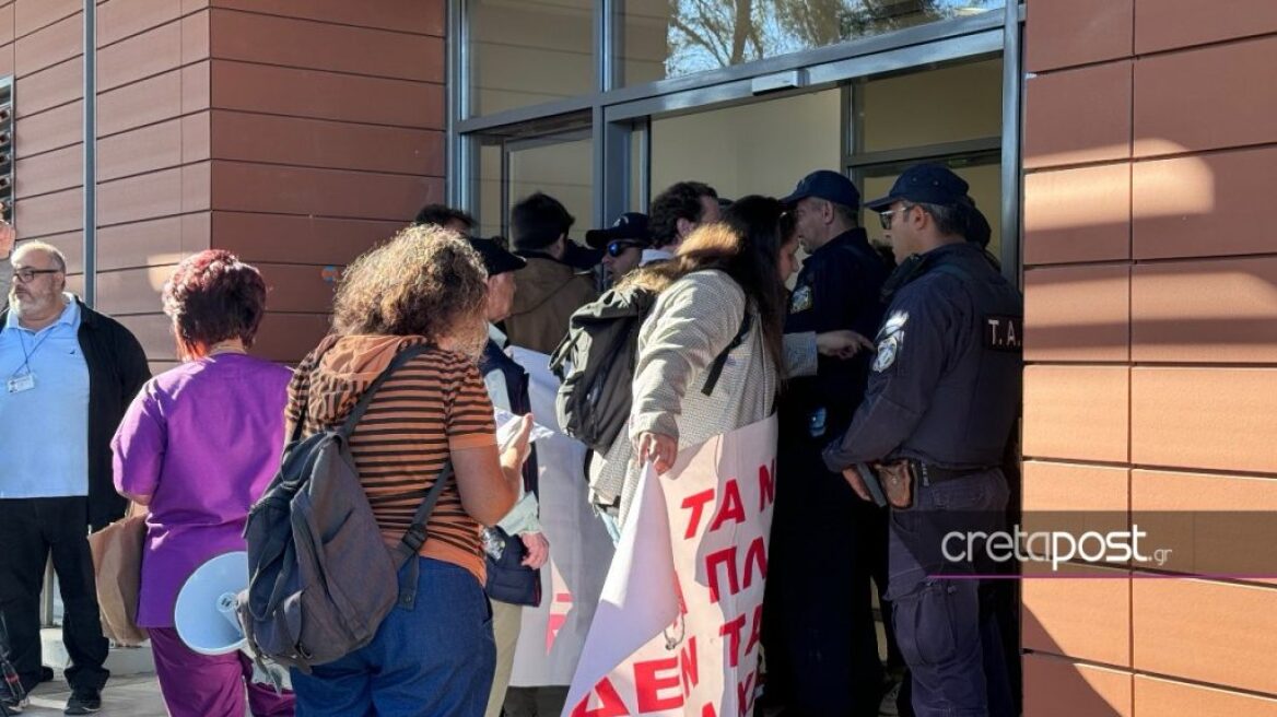 Στο Βενιζέλειο νοσοκομείο ο Μιχάλης Χρυσοχοϊδης