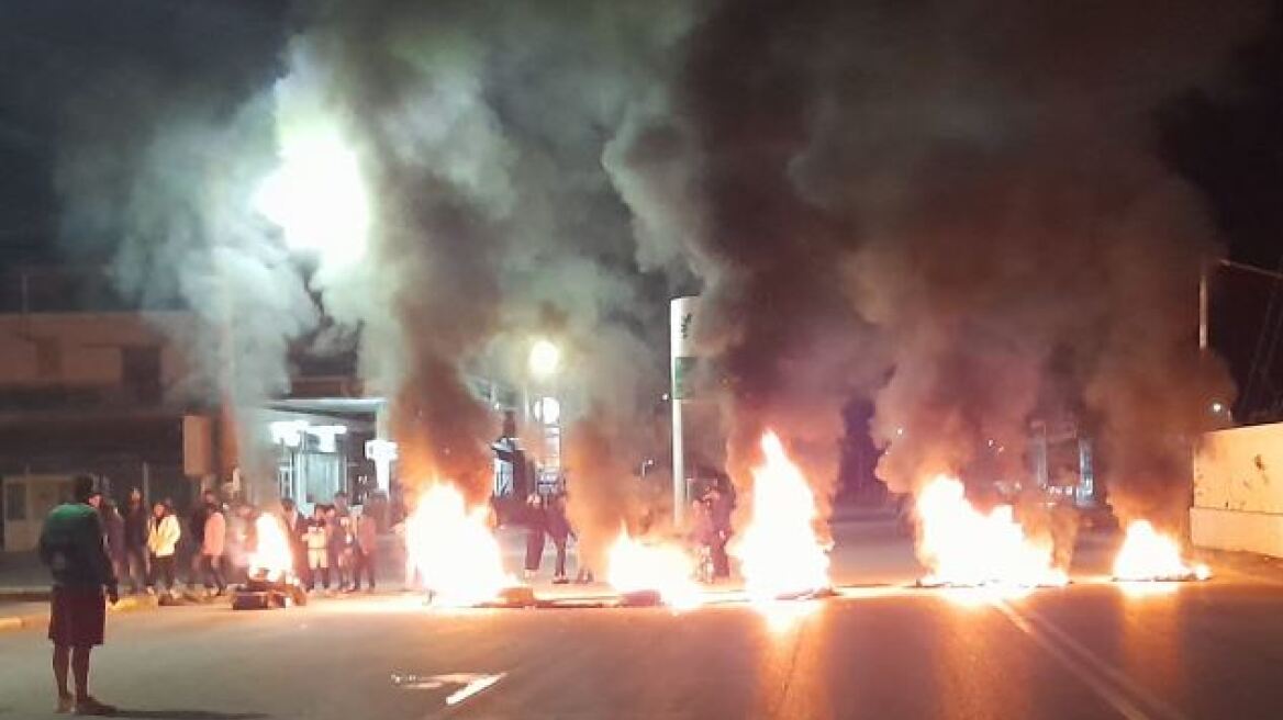 Έκλεισε η Μεσογείων, Ρομά έβαλαν φωτιά σε κάδους - Διαμαρτυρίες και στο Μενίδι