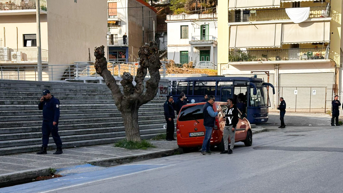 Βοιωτία: Μια βίαιη κίνηση του 17χρονου ενεργοποίησε την σκανδάλη χωρίς να την πατήσω, είπε στην απολογία του ο αστυνομικός 