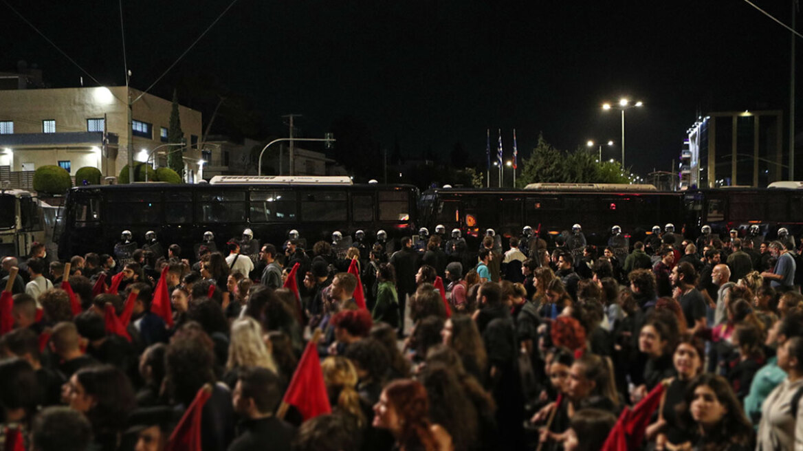 Επέτειος Πολυτεχνείου: Χιλιάδες κόσμου έδωσαν το «παρών» στην πορεία - Έφτασε μέχρι την πρεσβεία του Ισραήλ (βίντεο και φωτογραφίες)