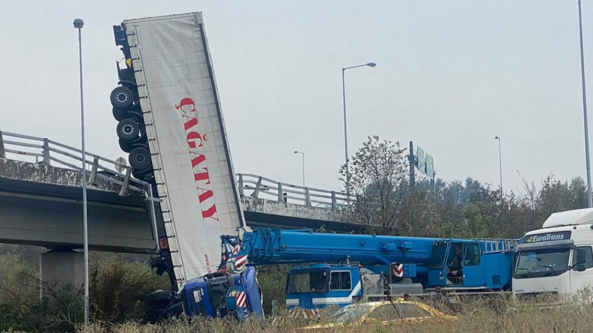 Θεσσαλονίκη: Από τις 09:30 το πρωί προσπαθούν να απομακρύνουν το φορτηγό που έκανε «βουτιά» από τη γέφυρα 