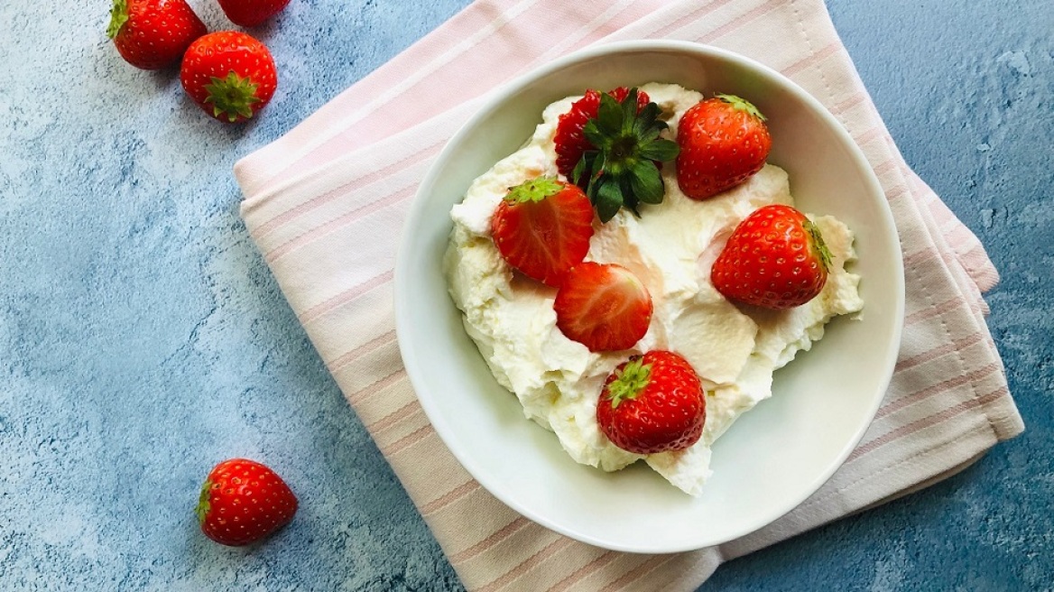 Τι είναι η Crème fraîche (κρεμ φρες) και πώς τη φτάχνουμε (+συνταγές)