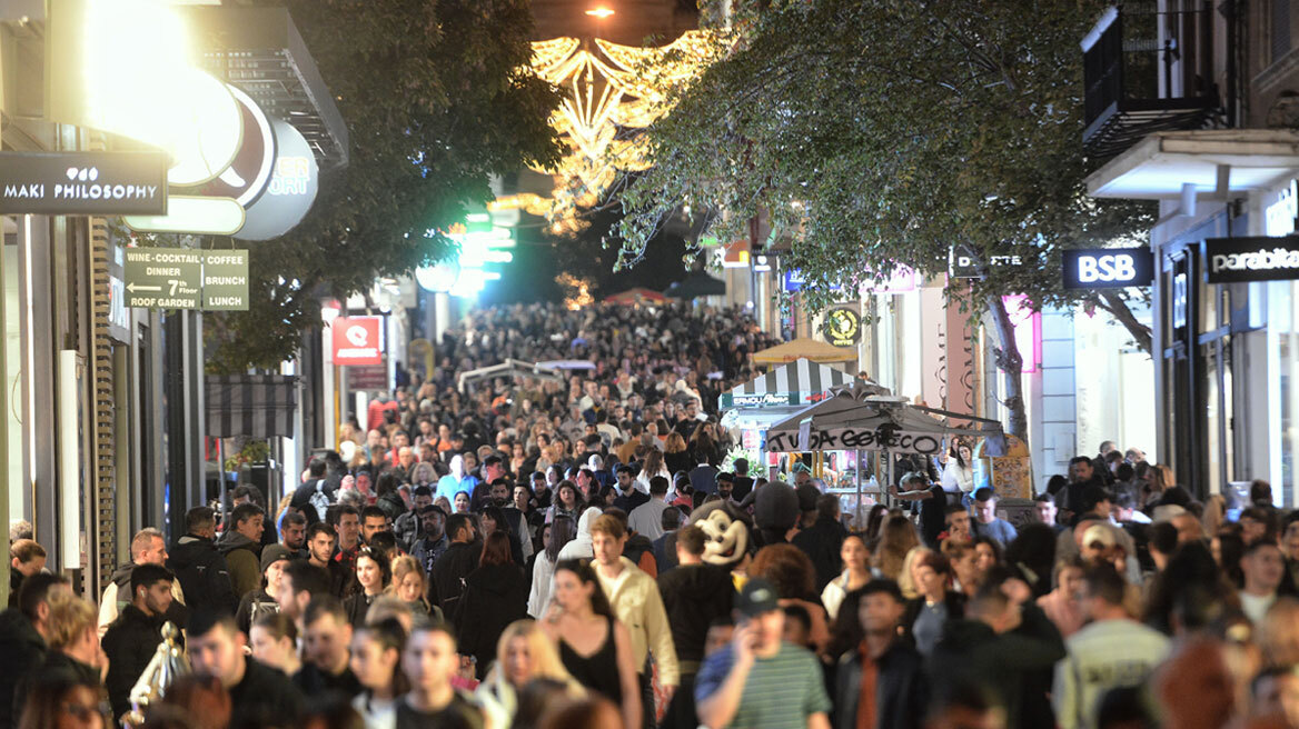 Black Friday: Ουρές σε Αθήνα, Θεσσαλονίκη, Λάρισα - Έπιασαν σειρά πριν το άνοιγμα των καταστημάτων