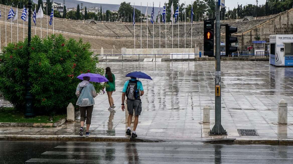 Καιρός: Πού θα βρέχει μέχρι το βράδυ - Αισθητή πτώση της θερμοκρασίας την Κυριακή