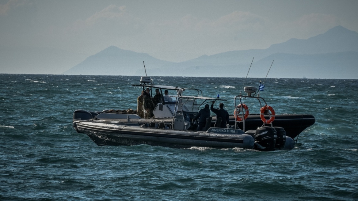 Ναυάγιο στη Λέσβο: Αγωνία για τους 12 ναυτικούς που αγνοούνται - Συνεχίζονται οι έρευνες για τον εντοπισμό τους