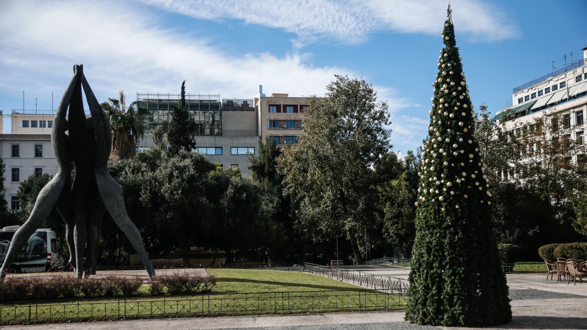 Αθήνα: Έγδυσαν το χριστουγεννιάτικο δέντρο στην Κλαυθμώνος - Πήραν όσα στολίδια έφταναν με τα χέρια