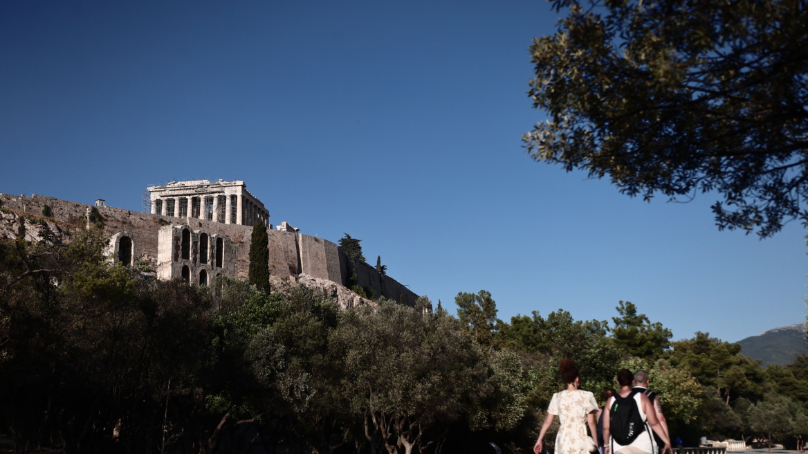 Καιρός: Ο Νοέμβρης λέει «αντίο» με υψηλές θερμοκρασίες - Μετά τις καταιγίδες ξανά ζέστη, νοτιάδες και αφρικανική σκόνη