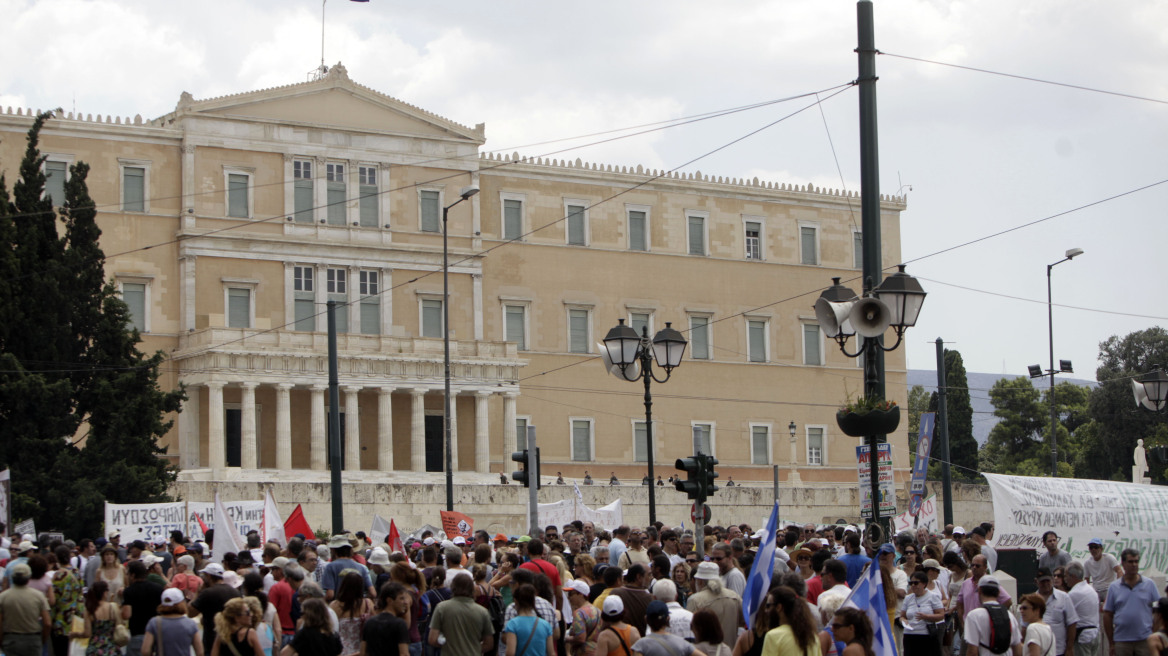 Συγκέντρωση διαμαρτυρίας την Τρίτη στο Σύνταγμα για τα φορολογικά μέτρα