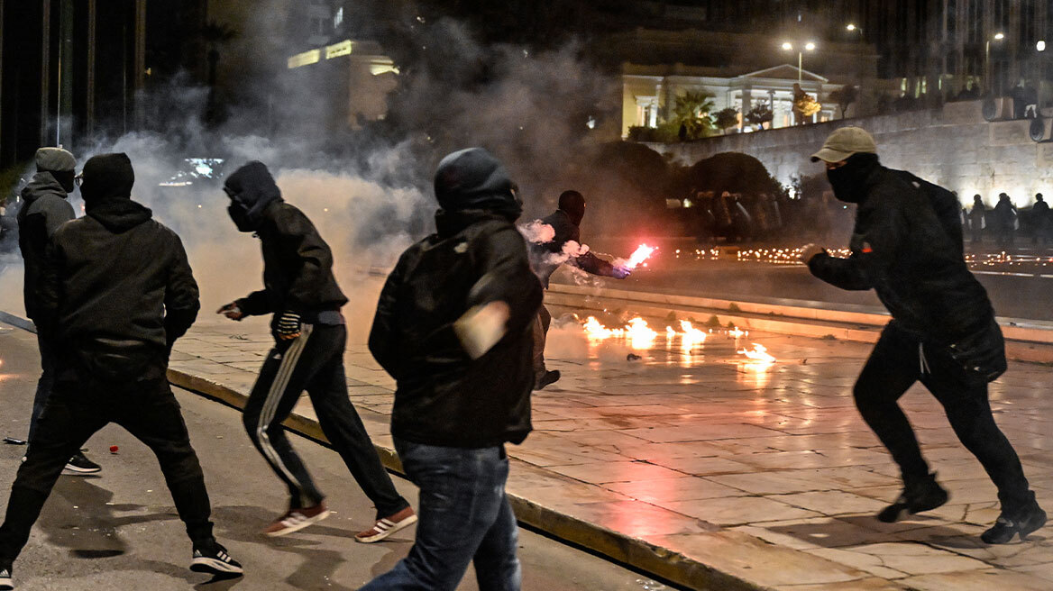 Οπαδική επίθεση στου Ρέντη: Πάνω από 10 ναυτικές φωτοβολίδες έριξαν στους αστυνομικούς - Ψάχνουν υλικό από δύο κάμερες 