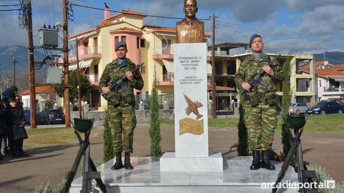 Τρίπολη: Σε κλίμα συγκίνησης τα αποκαλυπτήρια της προτομής του αδικοχαμένου πιλότου Μάριου Τουρούτσικα