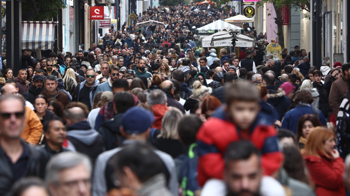 Τάσεις MRB: Τέσσερις στους δέκα λένε «ναι» στον γάμο ομόφυλων ζευγαριών, αλλά το 68,7% απορρίπτει την τεκνοθεσία