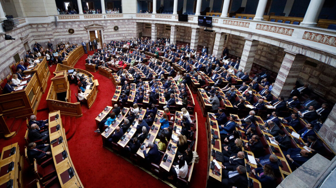 Προϋπολογισμός: Στη Βουλή με παροχές 2,7 δισ. και αυξήσεις στους δημοσίους υπαλλήλους στη Βουλή