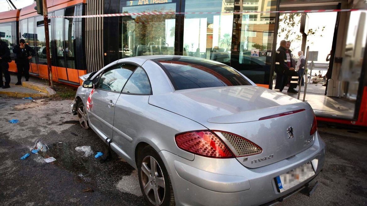 Σύγκρουση ΙΧ με τραμ στο Παλαιό Φάληρο: Έχασε τον έλεγχο και έπεσε πάνω στους πεζούς - Η γυναίκα πέθανε ακαριαία λέει αυτόπτης μάρτυρας 