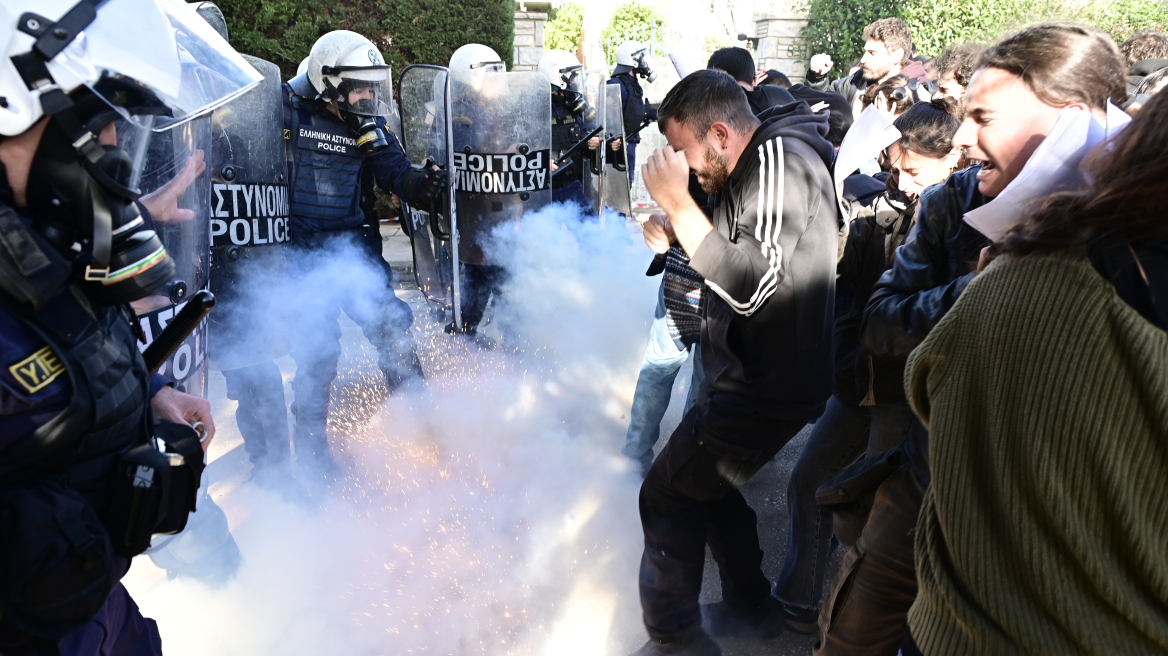 Σύνοδος Πρυτάνεων στο Καβούρι: Επεισόδια και χημικά -  Φοιτητές διαμαρτύρονται για τα ιδιωτικά πανεπιστήμια