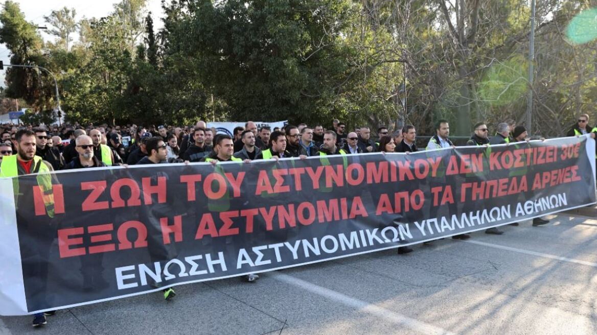 Επεισόδια Ρέντη: Συγκέντρωση διαμαρτυρίας αστυνομικών στην πλατεία Συντάγματος