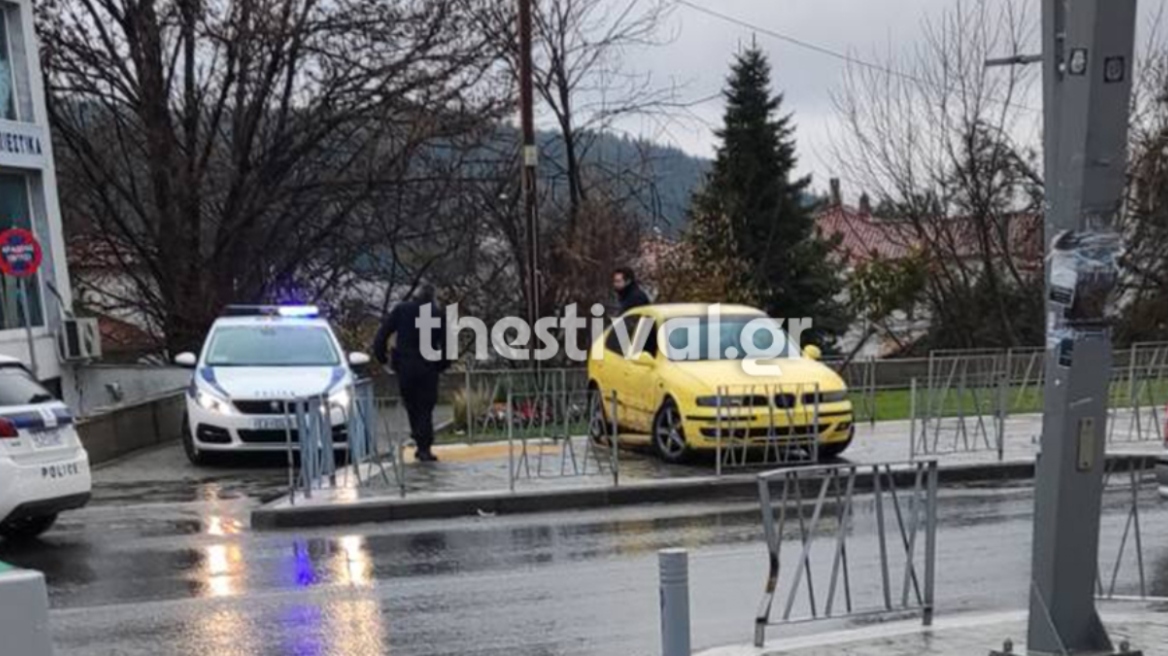 Θεσσαλονίκη: Ζευγάρι έκλεψε αλκοόλ από σούπερ μάρκετ και προσπάθησε να διαφύγει με ΙΧ από το... πεζοδρόμιο - Φωτογραφίες