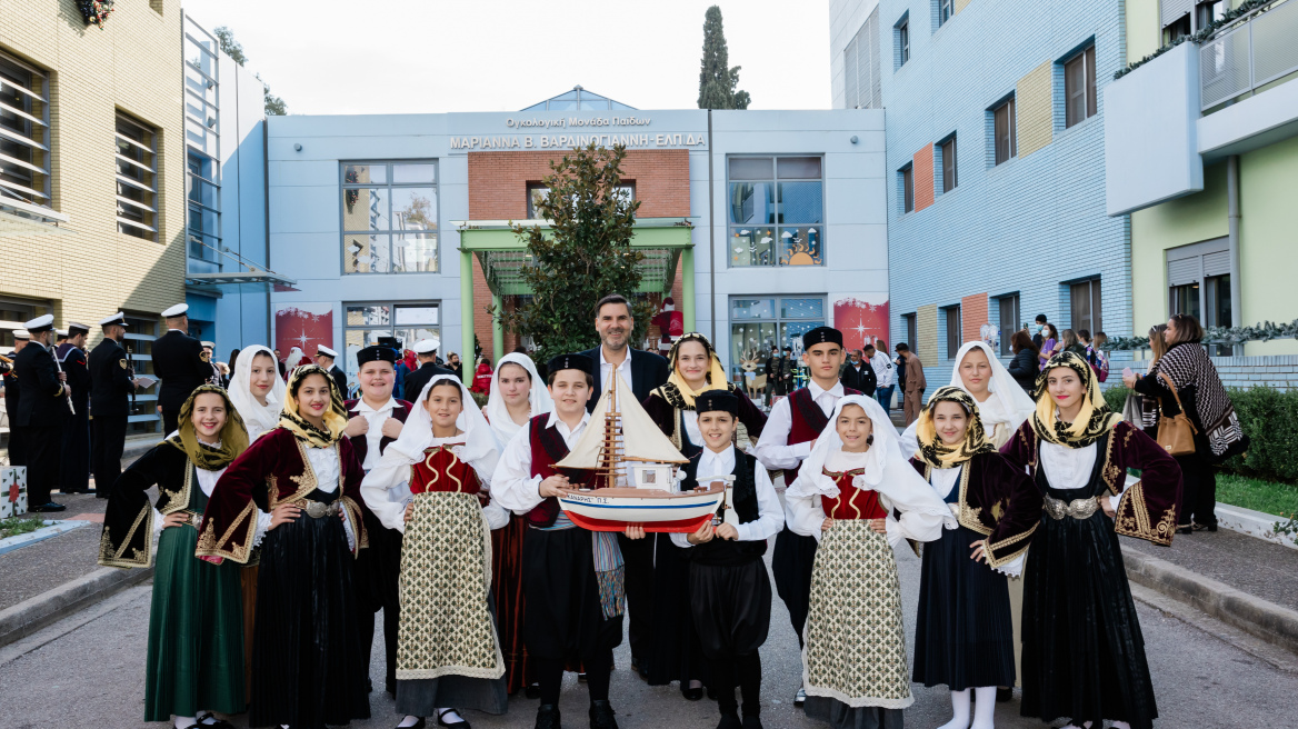 Φωταγωγήθηκε το δέντρο των ευχών στην ογκολογική μονάδα «Μαριάννα Β. Βαρδινογιάννη»