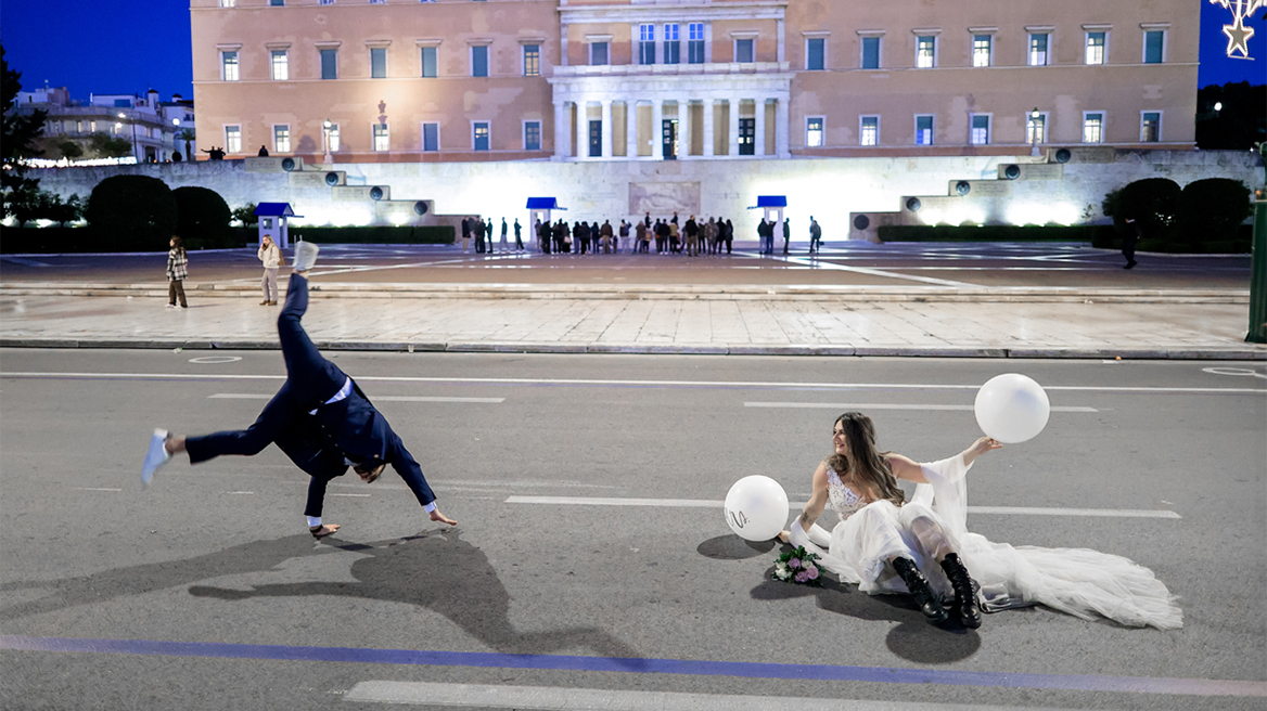 Σύνταγμα: Νιόπαντρο ζευγάρι πόζαρε στους άδειους δρόμους της Αθήνας με φόντο τη Βουλή - Φωτογραφίες