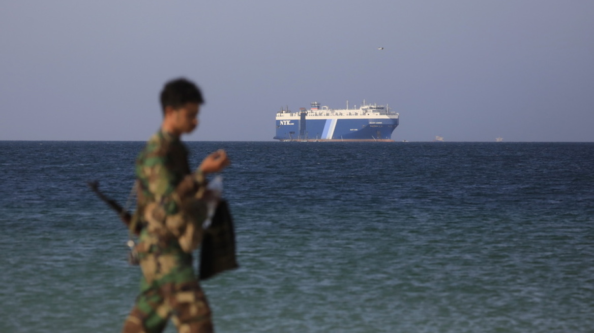 Ερυθρά Θάλασσα: Οι επιθέσεις των Χούτι πιέζουν την παγκόσμια ναυσιπλοΐα - Ο αντίκτυπος στη διεθνή οικονομία