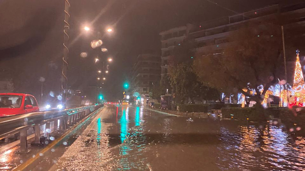 Πλημμύρισε ο Φλοίσβος από τη βροχή - Κλειστές οι δύο λωρίδες στην Ποσειδώνος προς Πειραιά