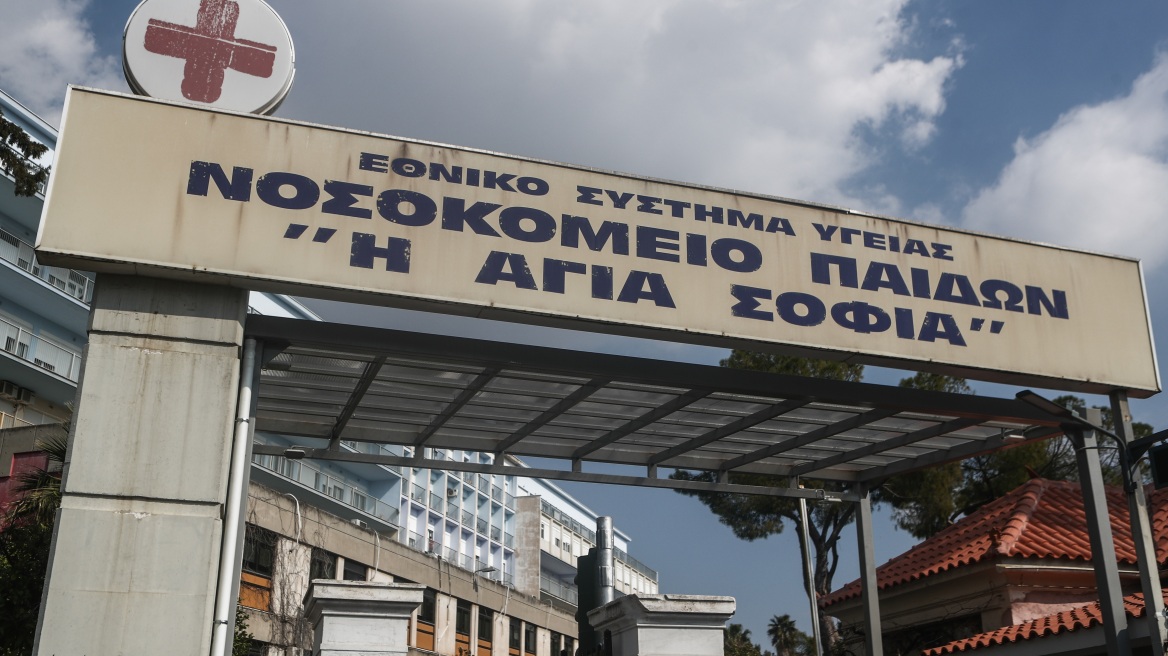 Άρτα: Σταθερή η κατάσταση του 14χρονου που κατέρρευσε ενώ έλεγε τα κάλαντα - Τι περιμένουν οι γιατροί