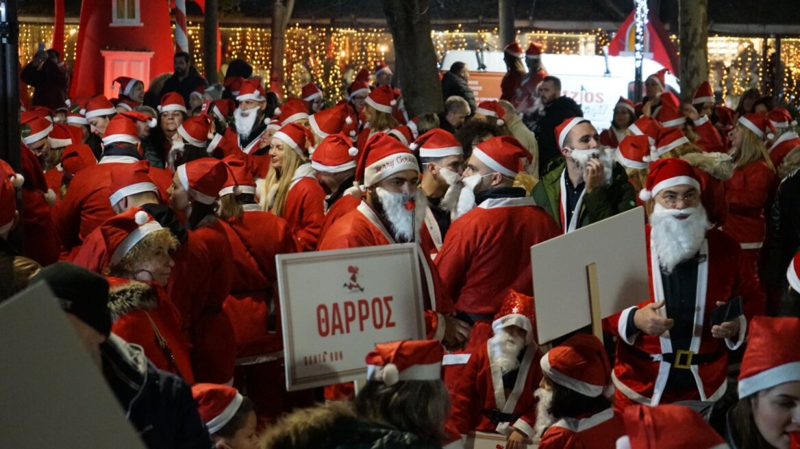 «Santa Run» στη Λάρισα: Εκατοντάδες Άι Βασίληδες συγκεντρώθηκαν για καλό σκοπό (Βίντεο)