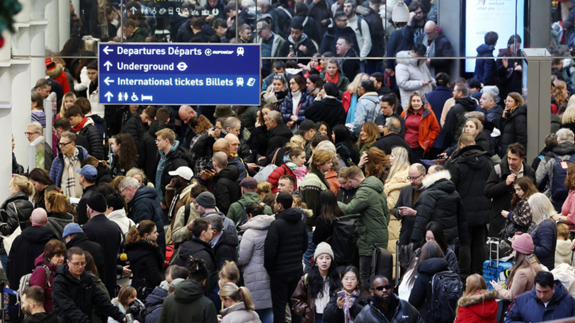 Απελπισία για 30.000 επιβάτες του Eurostar – Έμειναν αποκλεισμένοι στο Λονδίνο όταν πλημμύρισαν τα τούνελ του τρένου