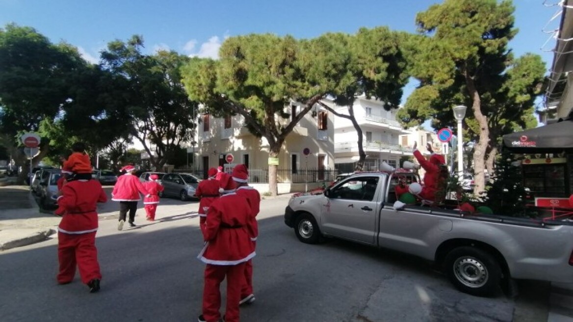 Μικροί και μεγάλοι Ρομά, είπαν τα κάλαντα σήμερα στους δρόμους της Ρόδου - Δείτε βίντεο