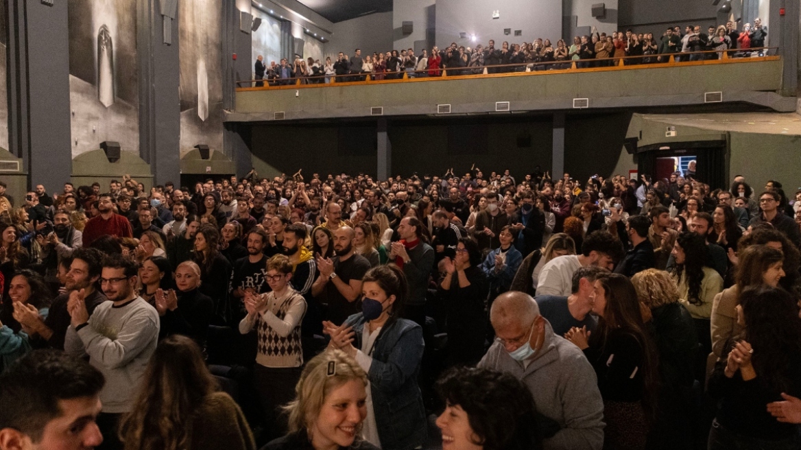 Ιντεάλ: Το τελευταίο χειροκρότημα στον ιστορικό κινηματογράφο - Δείτε βίντεο