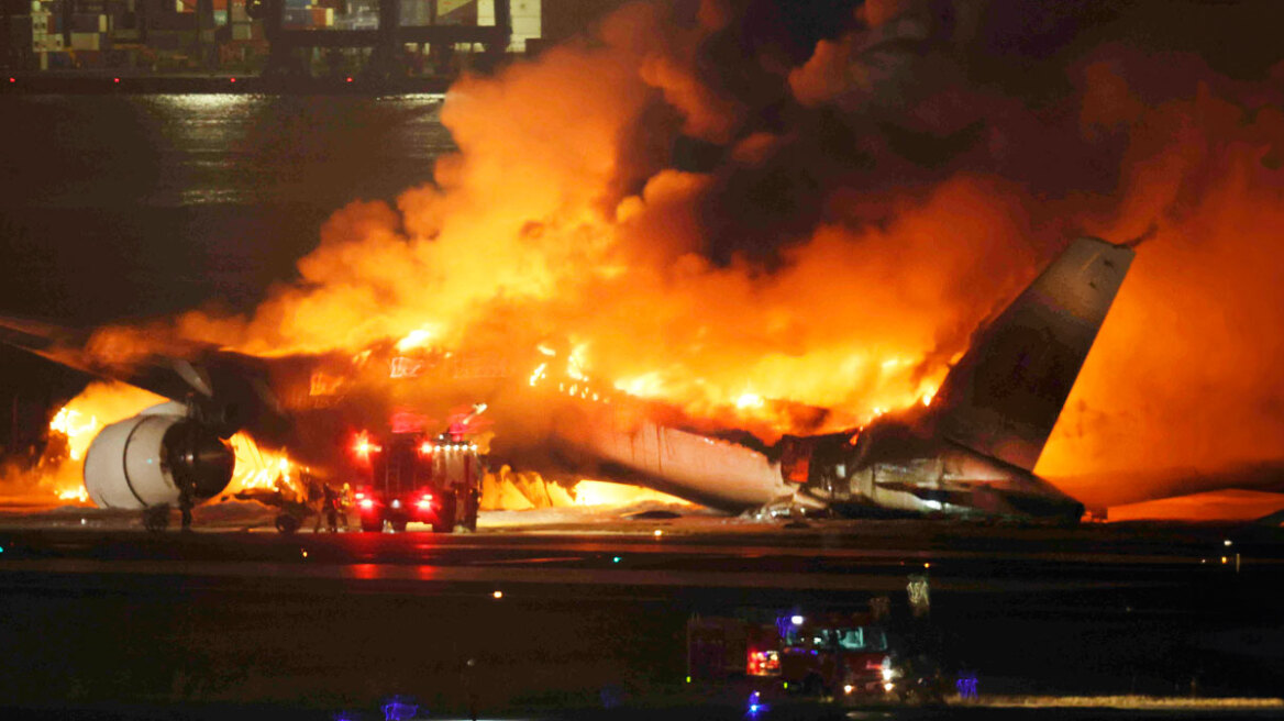 Φωτιά σε αεροπλάνο της Japan Airlines: Οι κρίσιμες λεπτομέρειες που έσωσαν τις 379 ψυχές