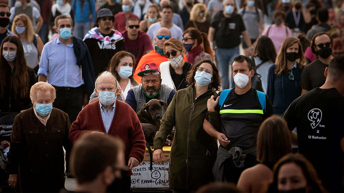 Συναγερμός στην Ευρώπη: Κοκτέιλ ιώσεων γεμίζει τα ιταλικά νοσοκομεία - Η Ισπανία επαναφέρει τις μάσκες