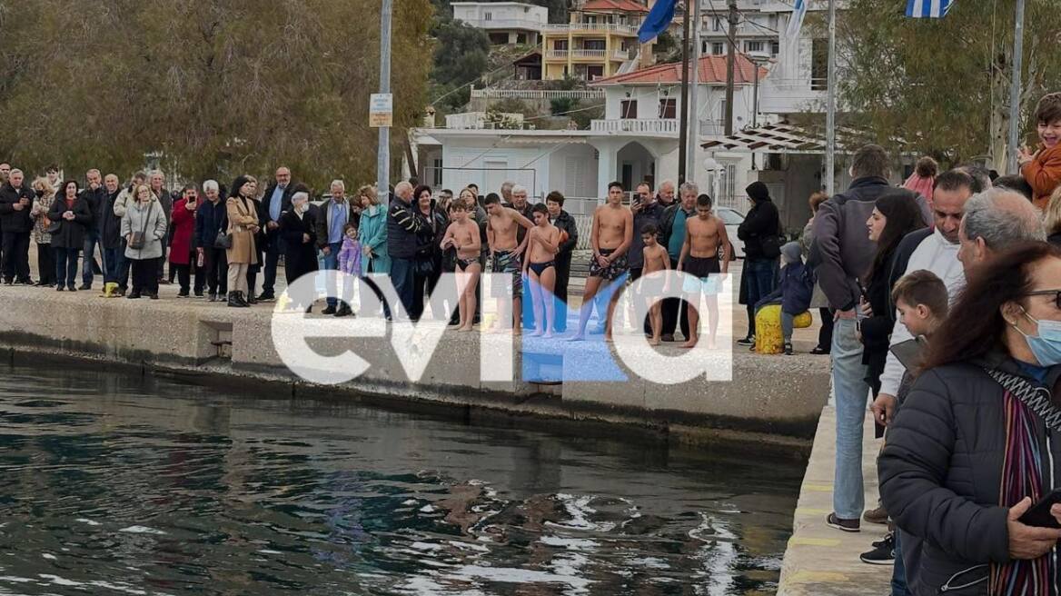 Θεοφάνια: Μαθητής έπιασε πρώτος τον Σταυρό σε παραλία της Εύβοιας