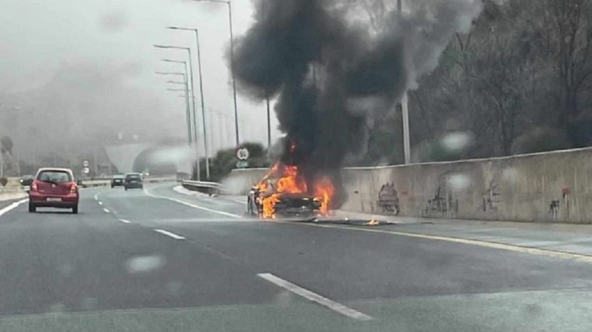 Porsche παραδόθηκε στις φλόγες στην Εγνατία Οδό