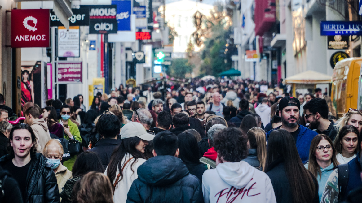 Η γρίπη «χτυπά» περισσότερο παιδιά και εφήβους και ο κορωνοϊός ηλικιώμενους