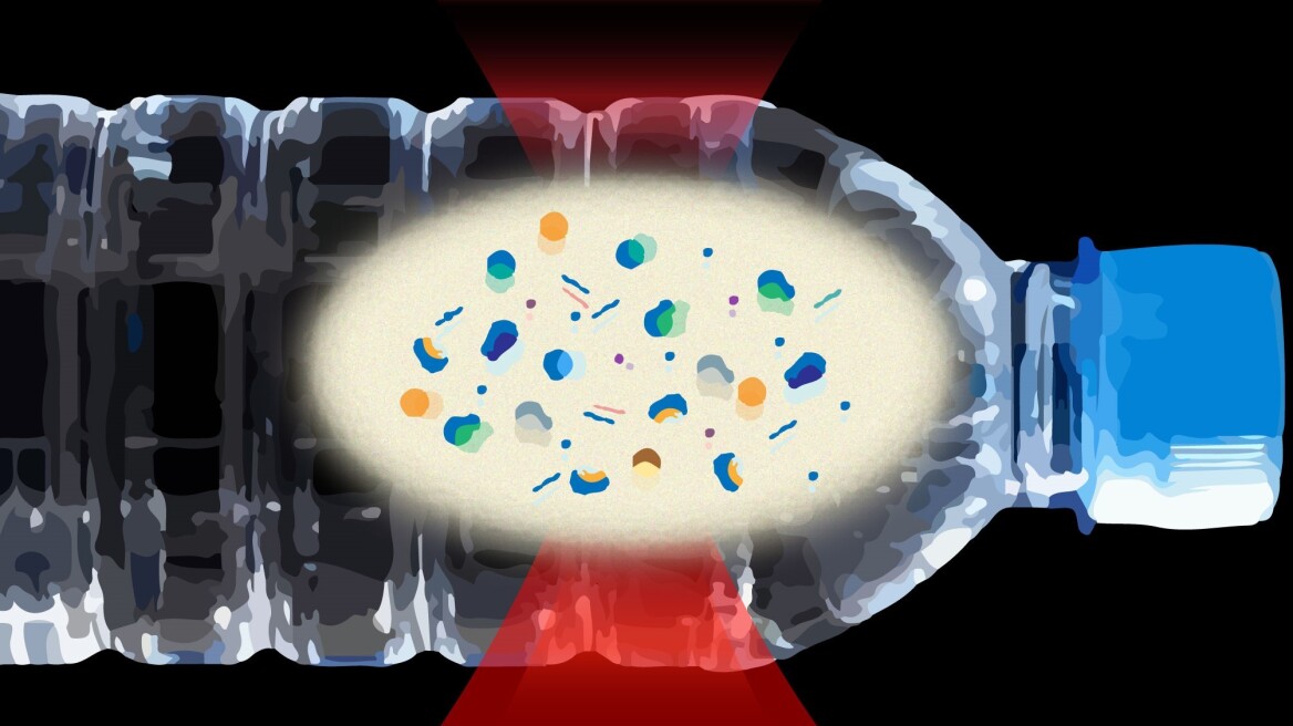 Έρευνα: Το εμφιαλωμένο νερό μπορεί να περιέχει χιλιάδες μικροσκοπικά κομμάτια πλαστικού