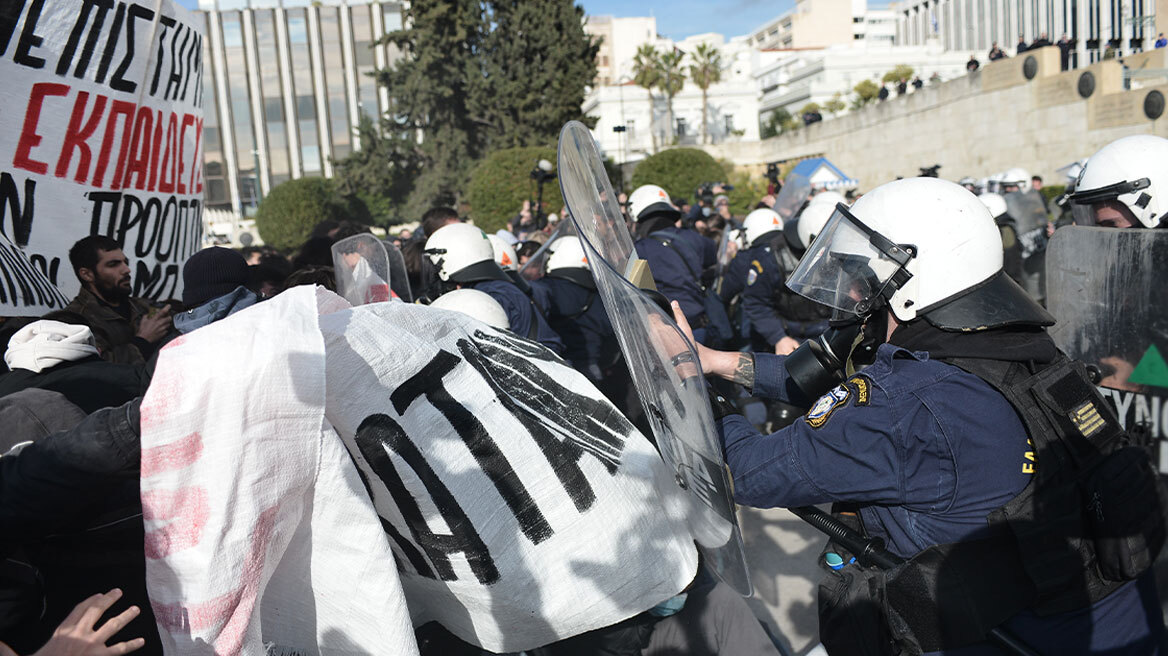 Βίντεο και φωτογραφίες: Επεισόδια με χημικά στο μαθητικό και φοιτητικό συλλαλητήριο στο Σύνταγμα