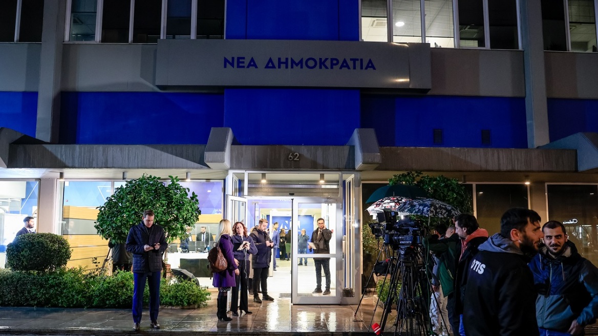 Νέα Δημοκρατία: Όλο το παρασκήνιο και οι διάλογοι από το «γαλάζιο» φροντιστήριο για τα ομόφυλα ζευγάρια